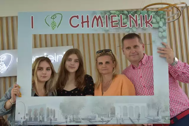 Paweł Wójcik, burmistrz Chmielnika wraz z rodziną. Jak widać - kochają Chmielnik. Więcej na kolejnych zdjęciach