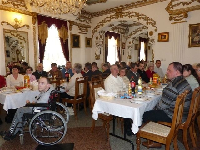 W wielkanocnym spotkaniu stowarzyszenia "Tacy Sami&#8221; uczestniczyli niepełnosprawni i ich rodziny.
