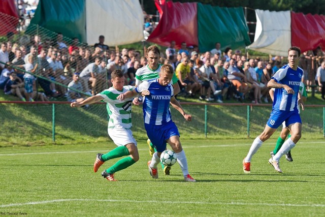 Cosmos Nowotaniec (biało-zielone stroje) po świetnym meczu ze Stalą Rzeszów doznał porażki z MKS-em Trzebinia/Siersza