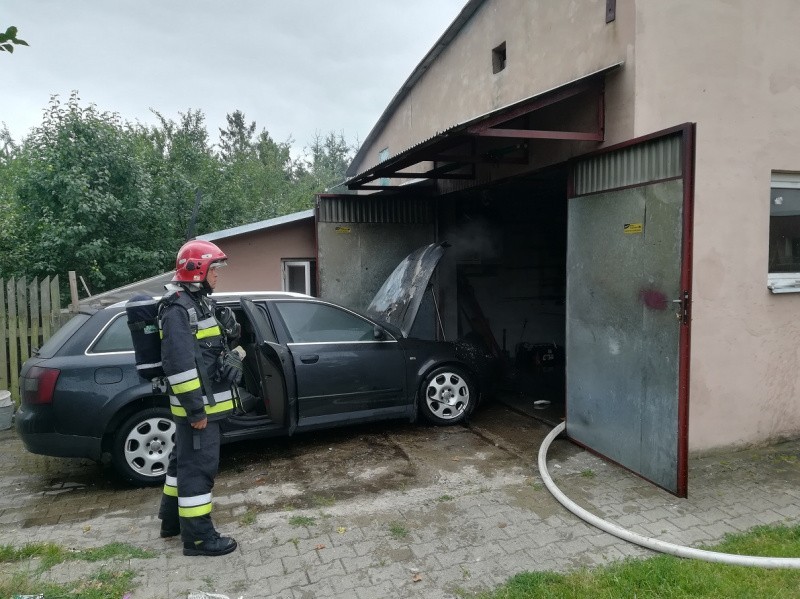 Gołdap. Pożar w budynku gospodarczym. W środku płonął samochód (zdjęcia)