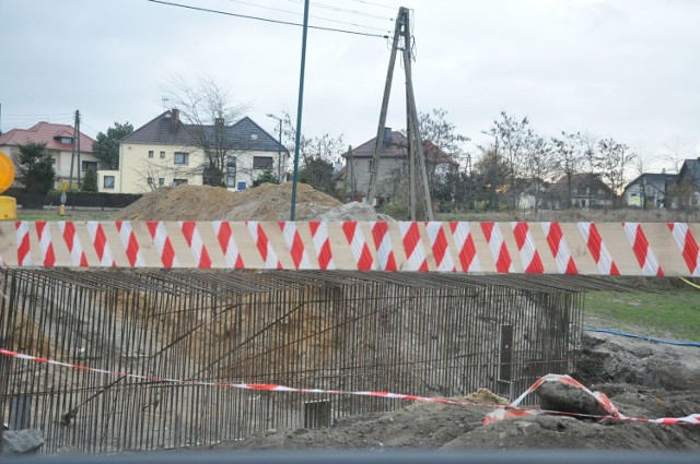 Robotnicy budują od nowa most na Stobrawie w Oleśnie.