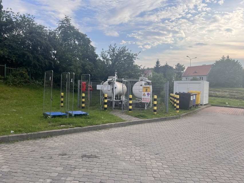 Wyciek gazu w Gdańsku na ulicy Łostowickiej. Na miejscu cztery zastępy straży pożarnej