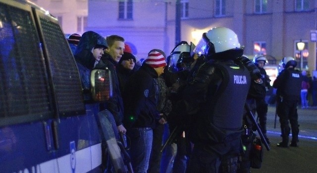 Kibice Widzewa i siły policji na pl. Wolności.