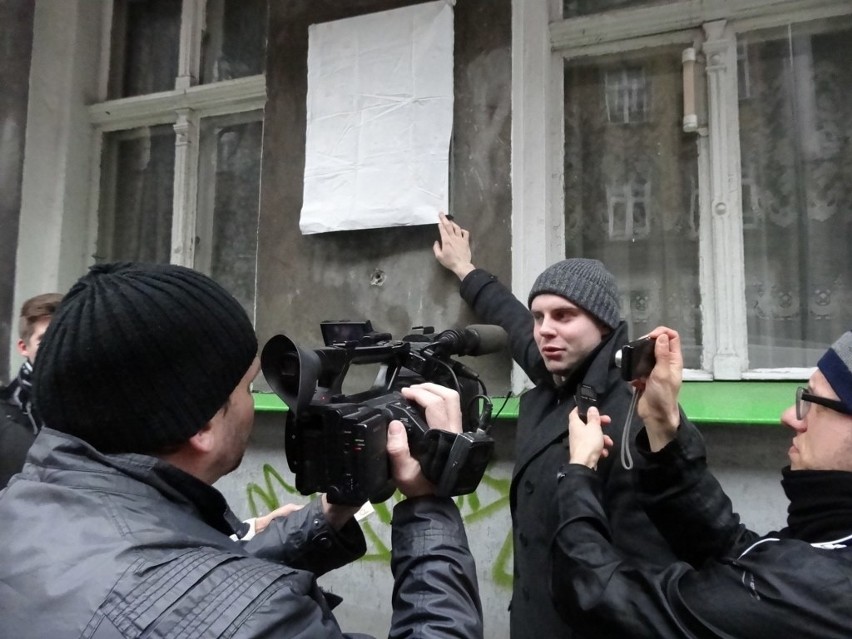 Happening: Czarne róże pod tablicą Róży Luksemburg w...