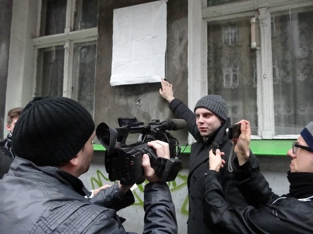 Happening: Czarne róże pod tablicą Róży Luksemburg w Poznaniu