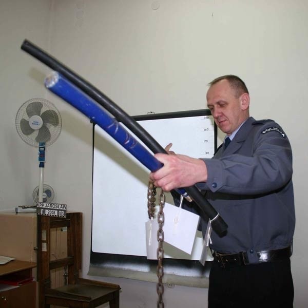 Broń, którą wozili ze sobą młodzi mieszkańcy Bachowa pokazuje nadkom. Jan Buć, oficer prasowy KPP w Jarosławiu.