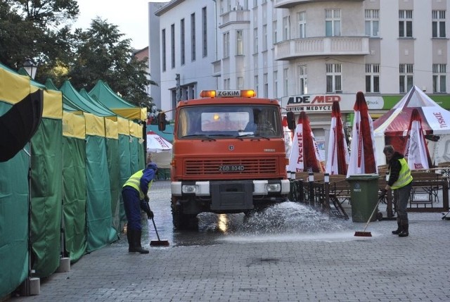 Na ul. Żeromskiego we wtorek rano pracownicy ZGKiM myli płytki chodnikowe