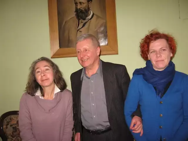 - Zadomowiłam się w Radomiu i mam już tu przyjaciół  - cieszy się Agnieszka Kołakowska (z lewej) na stale mieszkająca w Paryżu. Obok Renata Metzger dyrektor Resursy Obywatelskiej i Adam Zieleziński, dyrektor Muzeum imienia Malczewskiegpo 