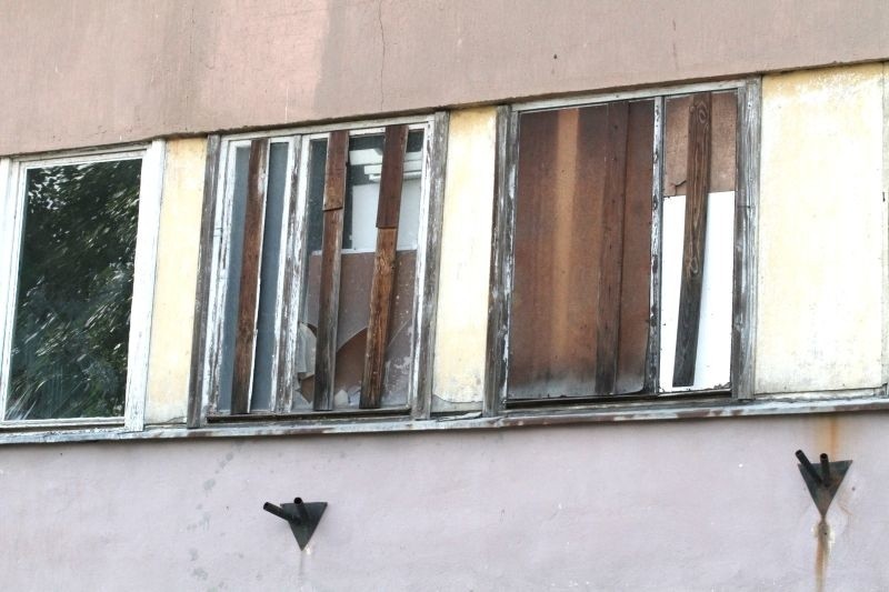 Zdewastowany blok przy ulicy Mlodej w Kielcach