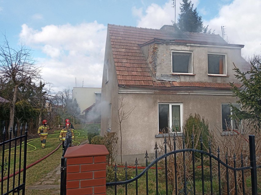 Ełk: Pożar budynku na ul. Suwalskiej. Zapaliło się drzewo składowane w domu