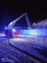 Pożar w hali firmy w Małogoszczu. Z ogniem walczyło 11 zastępów strażackich. Ogromne straty po pożarze