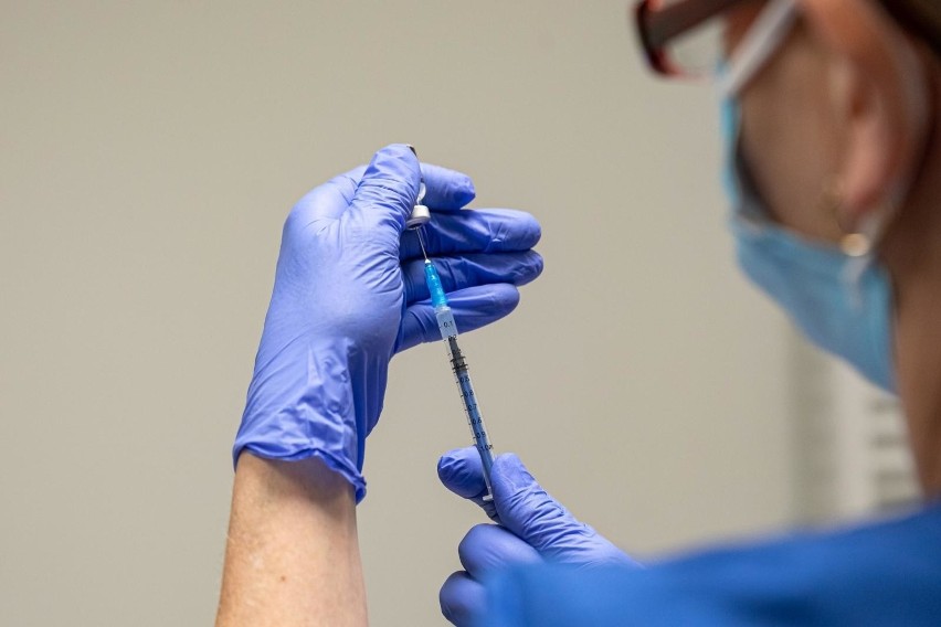 Zgony po szczepieniu przeciw COVID-19 ŚLĄSKIE Rządowy raport o niepożądanych odczynach poszczepiennych