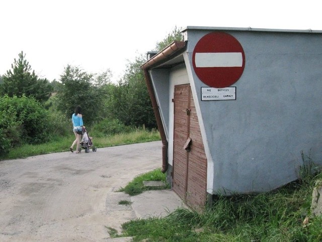 Znak zakazu wjazdu na drogę między ulicą Dworcową a osiedlem Niepodległości. 
