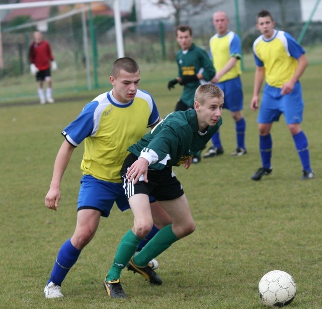 W Grębowie piłkarze Słowianina (w zielonych koszulkach) pokonali rywali z tarnobrzeskiego Sobowa 1:0.
