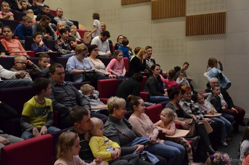 Kozienice. Przezabawny pokaz iluzji w Centrum Kulturalno-Artystycznym. Dzieci były zachwycone