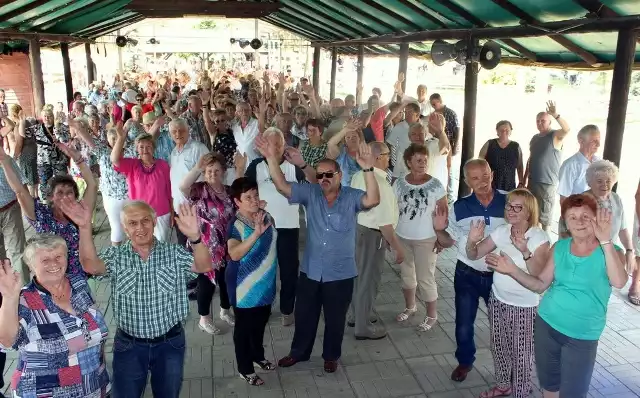500 seniorów wzięło udział w festynie integracyjnym, zorganizowanym w ośrodku wypoczynkowym Anpol w Starym Oleśnie przez oleskie koło Związku Emerytów, Rencistów i Inwalidów.