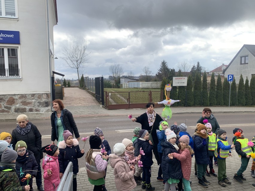 Przedszkolaki przywitały wiosnę razem z burmistrzem Choroszczy