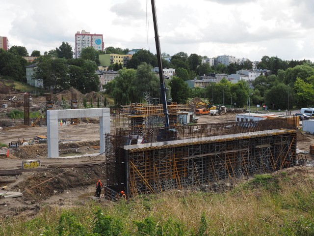 Wiadukt będzie dwujezdniowy, z łukami żelbetowymi pod obiektem i łukiem stalowym w środku nad rzeką.