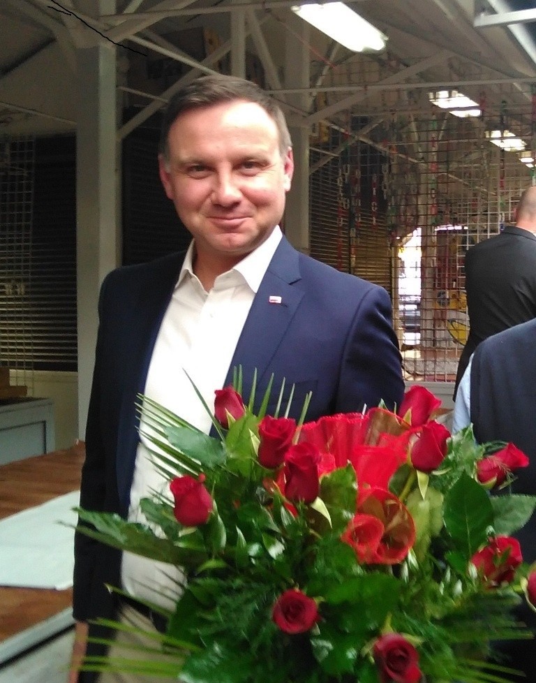 Nowy Kleparz. Prezydent Andrzej Duda kupił dla mam bukiety róż [WIDEO, ZDJĘCIA]