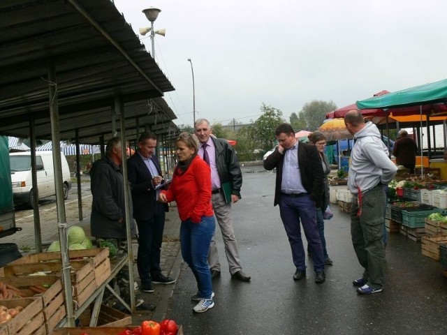 Zrobili targowisko za 1,3 mln zł, a kupcy mają dużo uwagKupcy bardzo chętnie dzielą się swoimi uwagami na temat zmodernizowanego kosztem 1,3 mln zł targowiska w Tarnobrzegu.