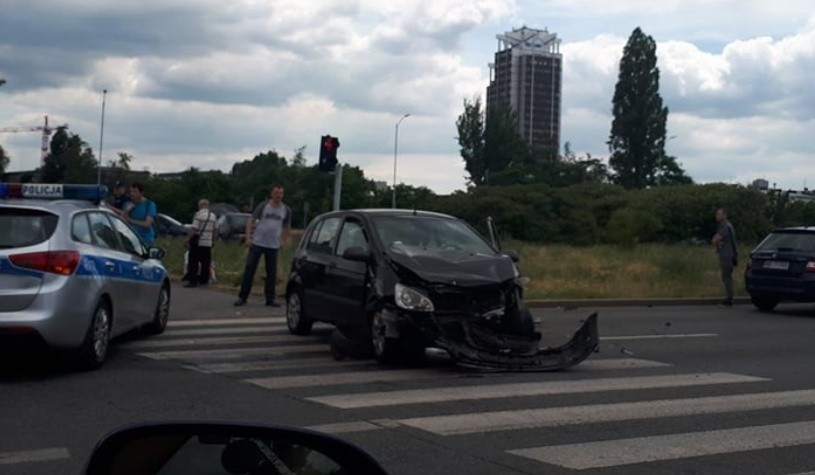 Zderzenie dwóch samochodów osobowych na skrzyżowaniu w...