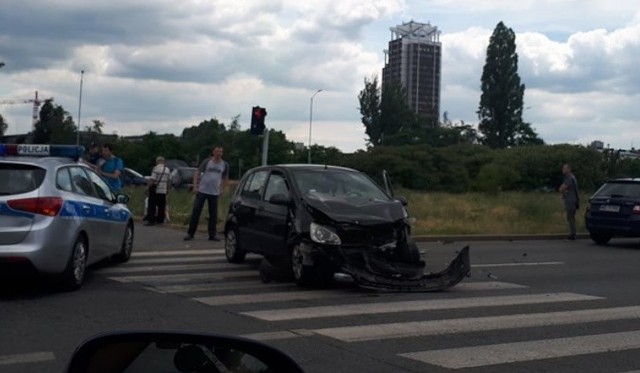 Zderzenie dwóch samochodów osobowych na skrzyżowaniu w Katowicach