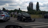 Zderzenie dwóch samochodów osobowych na skrzyżowaniu w Katowicach. Jedna osoba trafiła do szpitala ZDJĘCIA