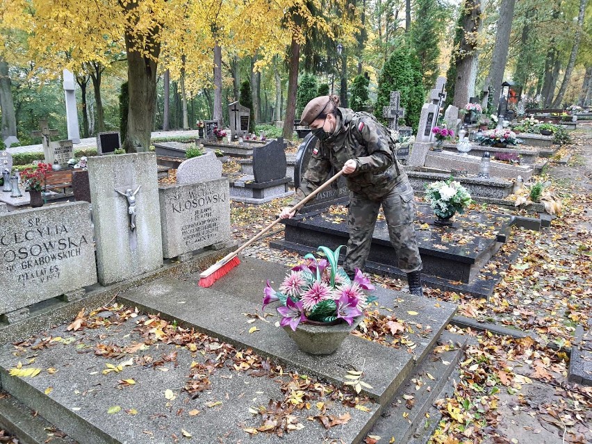 W Słupsku zapłonęły płomyki pamięci  na grobach bohaterów