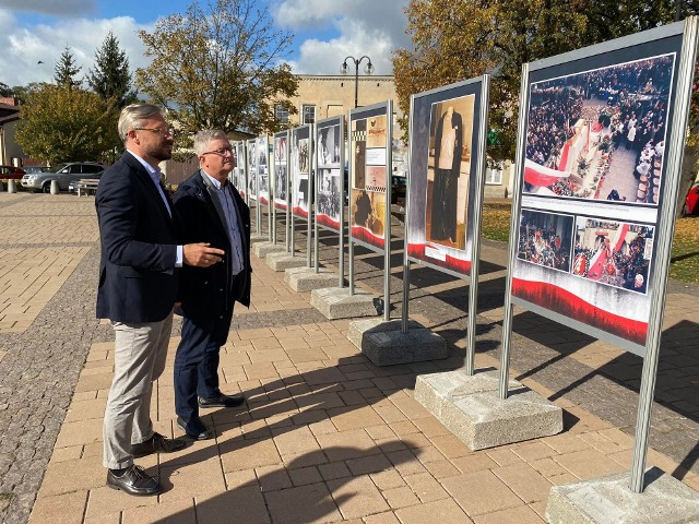 W najbliższych dniach mieszkańcy Rypina i powiatu mogą oglądać wystawę poświęconą zasłużonemu duchownemu, która znajduje się na placu przy ul. Nowy Rynek. Ekspozycja została wypożyczona z Instytutu Pamięci Narodowej, z oddziału w Bydgoszczy, przez Zespół Szkół nr 3 im. Bogdana Chełmickiego.