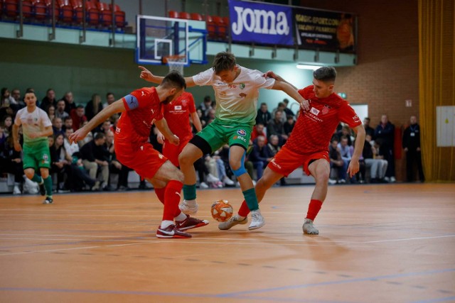 Futbalo (biało-zielone stroje) wygrało z BAF Bonito oba mecze w tym sezonie - 4:1 u siebie i 5:2 na wyjeździe