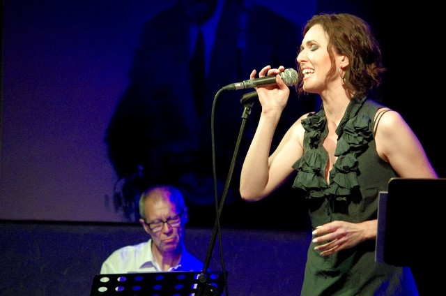Ewelina Rajchel to jedna z najlepszych poznańskich wokalistek jazzowych młodego pokolenia.