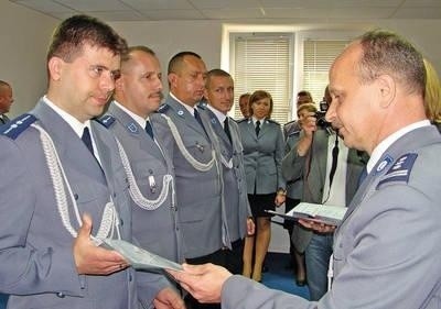 Nominację na stopień aspiranta od insp. Andrzeja Szczałby odbiera Dominik Szastak Fot. Aleksander Gąciarz
