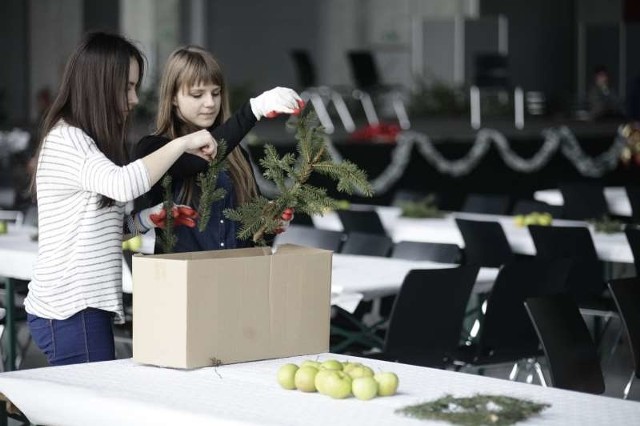 Wolontariusze szykowali dziś stoły. W poniedziałek staną na nich wigilijne potrawy.