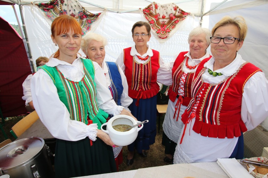 Panie z Koła Gospodyń Wiejskich Bobrzanki z Bobrzy w gminie...