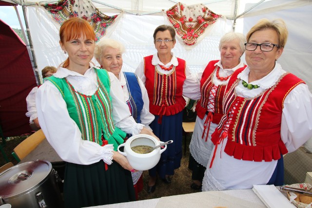 Panie z Koła Gospodyń Wiejskich Bobrzanki z Bobrzy w gminie Miedziana Góra prezentują najlepszą świętokrzyską zalewajkę.