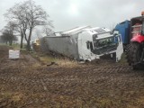 Ciężarówka wypadła z drogi w Kamiennej pod Namysłowem. Kierowcy muszą się liczyć z utrudnieniami na trasie Namysłów - Kluczbork