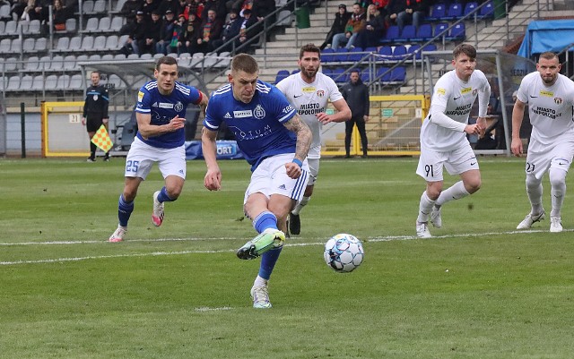 Miedź Legnica - Puszcza Niepołomice 3:1. Patryk Makuch pewnie wykorzystuje karnego po faulu na nim samym