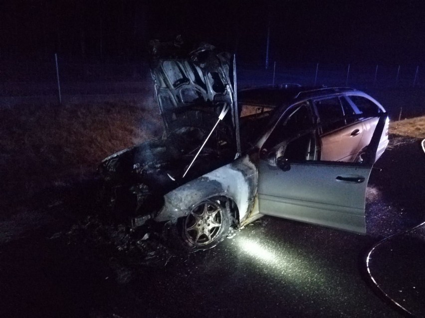 Samochód osobowy spłonął na autostradzie pod Tarnowem [ZDJĘCIA]