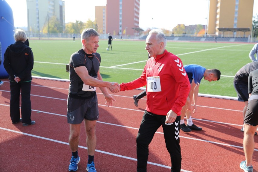 Sportowa inauguracja roku na Politechnice Świętokrzyskiej w Kielcach. Był bieg i mecz [ZDJĘCIA]