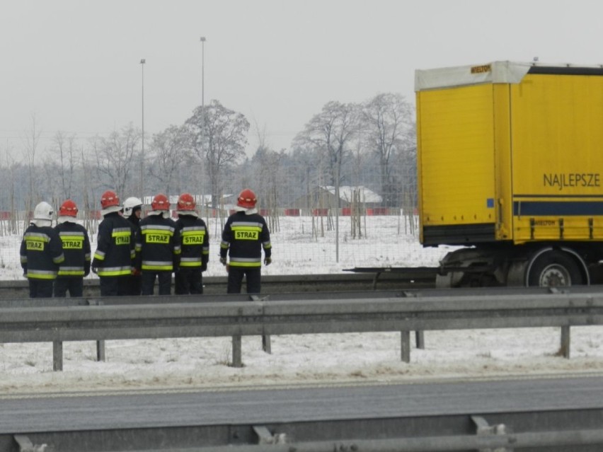 Na autostradzie A1 spłonęła ciężarówka bytowskiej firmy Drutex. Kierowca poparzony [ZDJĘCIA]