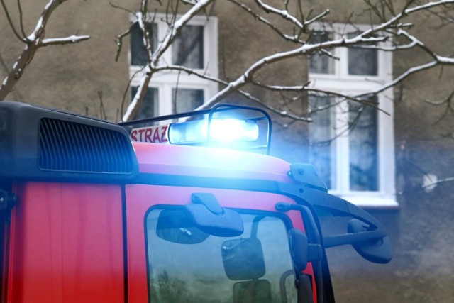 Strażacy odebrali zgłoszenie przed godz. 15 w środę, 30 grudnia. Pod Kościanem pali się samochód osobowy, przez co droga wojewódzka nr 196 jest zablokowana w obu kierunkach.