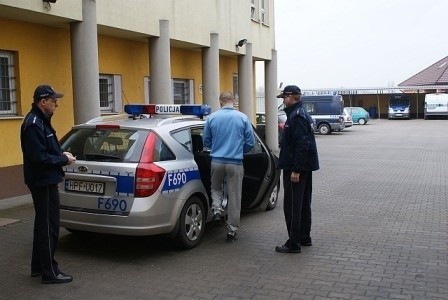 Napad na jubilera z bronią, fałszywy alarm bombowy i narkotyki