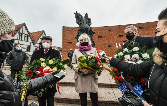 Kazimierzowski Uniwersytet Trzeciego Wieku jak co roku spotkał się na imieninach króla Kazimierza. Pod pomnikiem złożono z tej okazji wiązanki kwiatów.