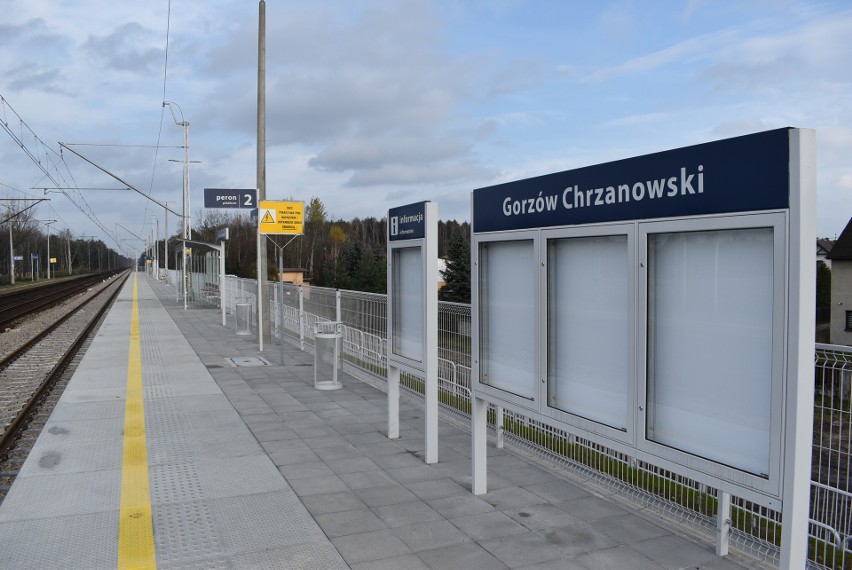 Pociągiem w godzinę z Oświęcimia do Krakowa. Pasażerowie czekają na zakończenie remontu linii 93. Poślizg w remoncie wiaduktów [ZDJĘCIA]
