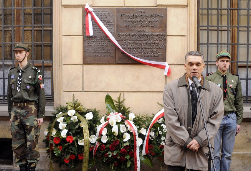 Janusz Kurtyka podczas odsłonięcia tablicy pamiątkowej przy...