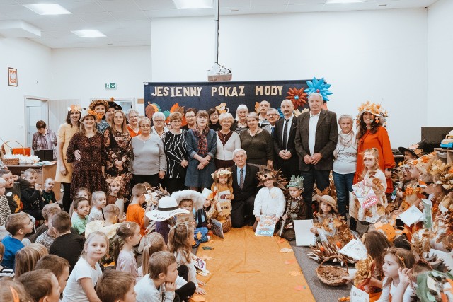 Międzypokoleniowy pokaz mody przedszkolaków z seniorami w Choroszczy