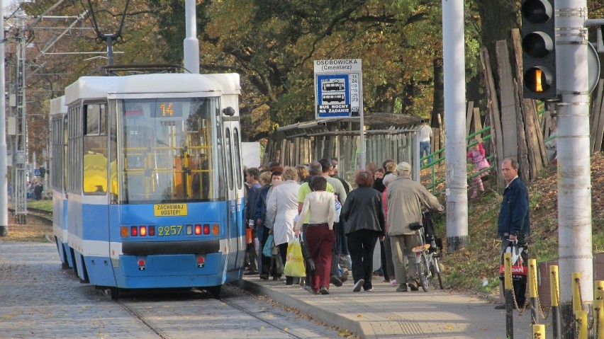 Wrocław: Tłok na i koło cmentarzy (ZDJĘCIA)