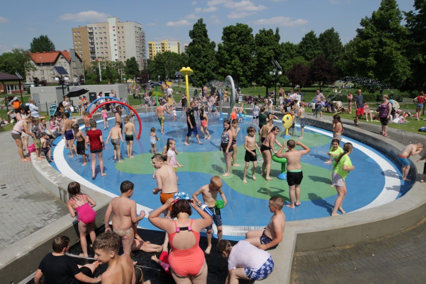 Wodny plac zabaw w Chorzowie. Dzieci z radością korzystają...