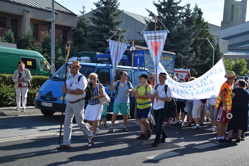 Oświęcimscy pątnicy w pięciu grupach z dekanatów:...