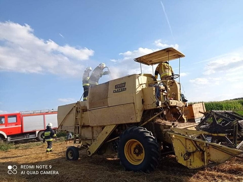 Stary Turobin. Pożar kombajnu zbożowego. Maszyna zapaliła się podczas pracy w polu. 30.07.2021